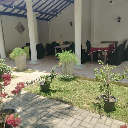 Blue Bell Hotel Negombo Esterno foto