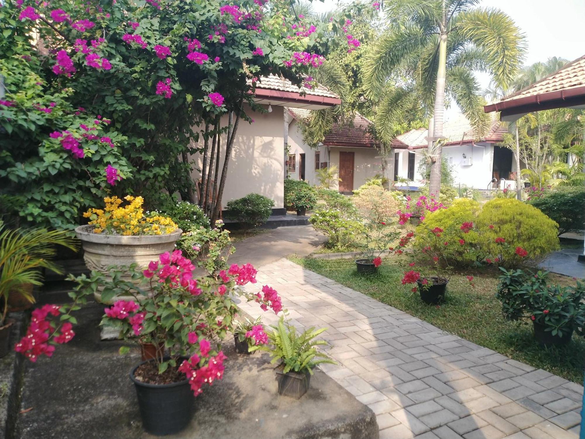 Blue Bell Hotel Negombo Esterno foto