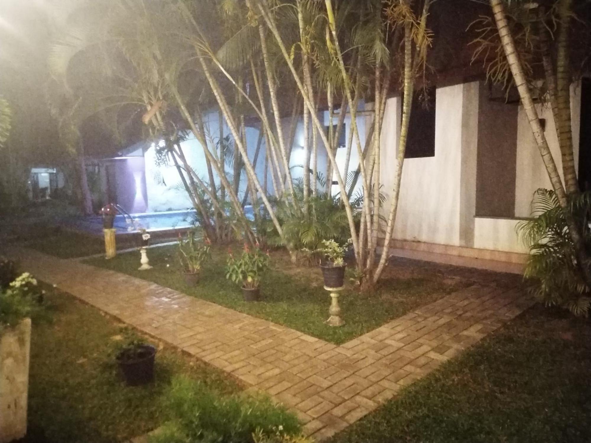 Blue Bell Hotel Negombo Esterno foto