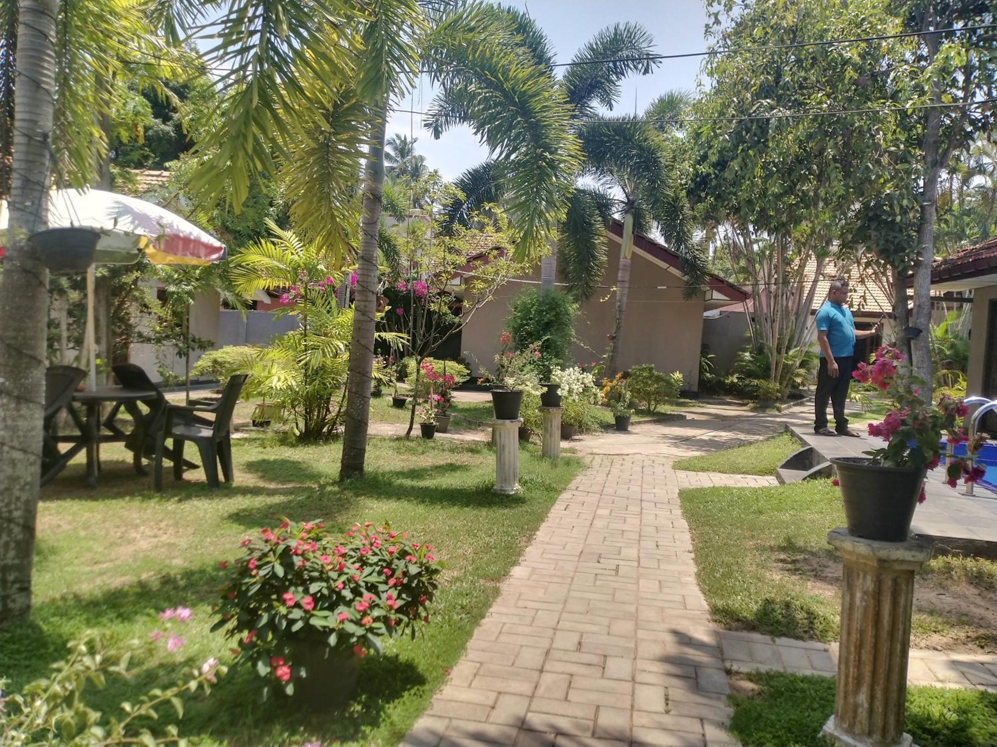 Blue Bell Hotel Negombo Esterno foto