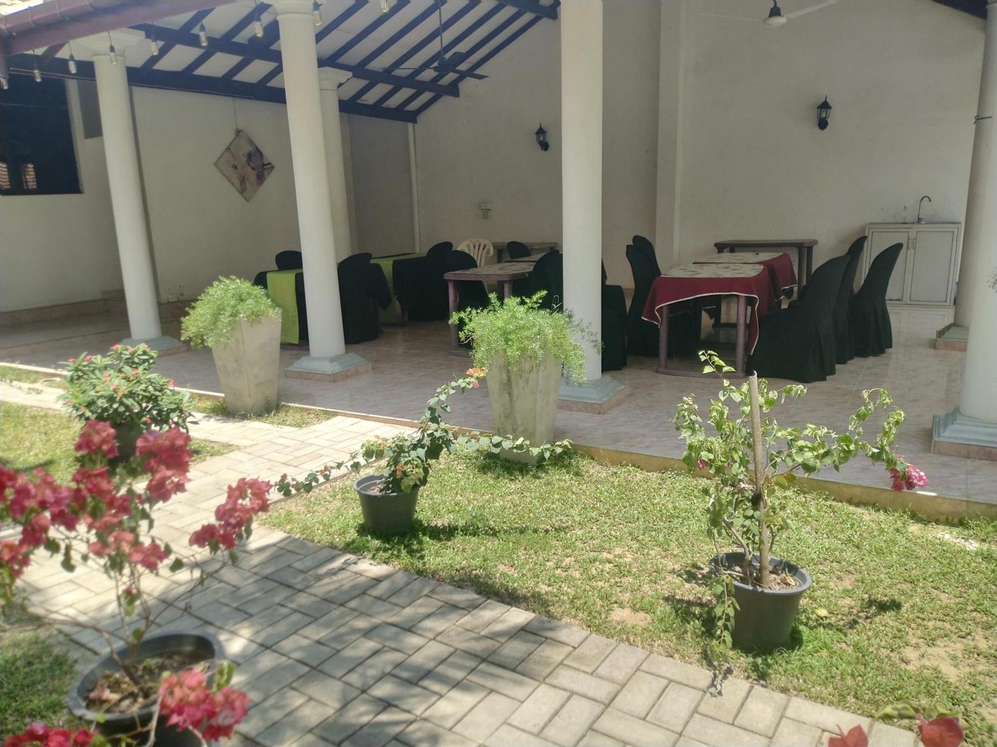 Blue Bell Hotel Negombo Esterno foto