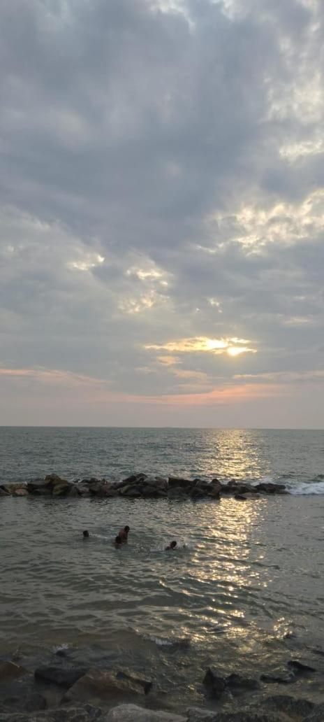 Blue Bell Hotel Negombo Esterno foto